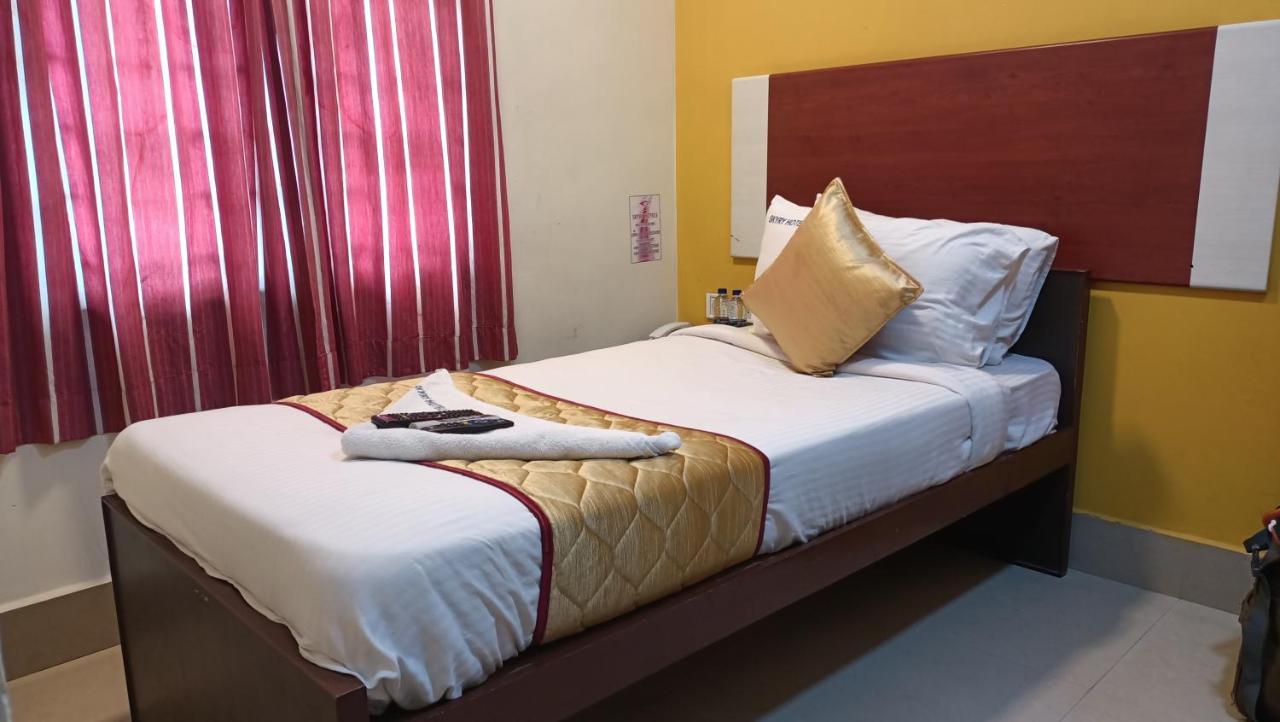 Skyry Hotels Adyar Chennai Zewnętrze zdjęcie